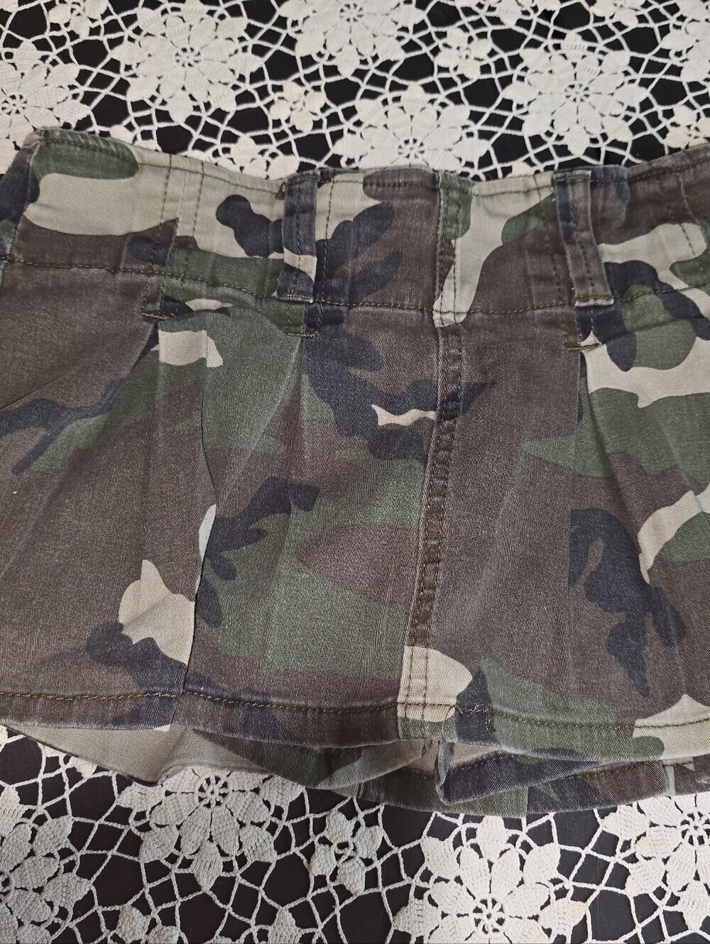 Almost Famous Pleated Skort, Camo Skirt / Shorts, Womens Small - Picture 2 of 7